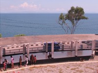 Sembari ziarah, pengunjung juga bisa menikmati keindahan lautan biru yang memang tak jauh dari komplek makam. Jika ingin lebih puas menikmati keindahan laut, traveler bisa mampir ke gardu pandang di seberang makam (Kurnia/detikTravel)