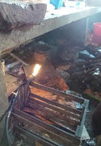 Inilah alat untuk membakarnya. Tujuan dibakar adalah untuk menghilangkan bulu dan mengawetkan dagingnya (Shafa/detikTravel)