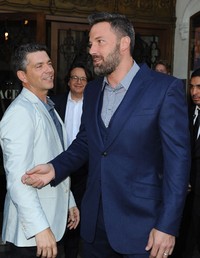Tiba di lokasi acara, Ben Affleck terlihat masih mengenakan cincin pernikahan di jari manis tangan kirinya. Angela Weiss/Getty Images/detikFoto.