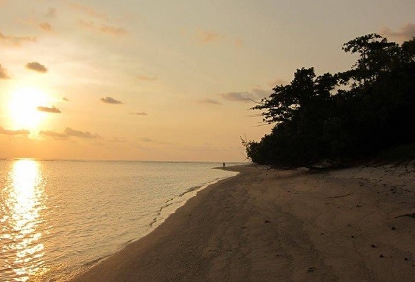 Ini Pantai Romantis Tempat Liburan Pait & Jennifer