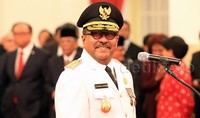 Rano tampak sumringah memakai seragam putih lengkap.