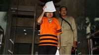 Syamsir keluar gedung KPK usai menjalani pemeriksaan.