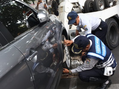 Parkir Sembarangan, Mobil Diderek Petugas Dishub