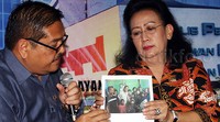 Parlindungan Purba dan Ratu Hemas menunjukkan foto nelayan yang ditangkap oleh Malaysia. Pool/Lamhot Aritonang/detikFoto.
