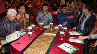 Ada juga Hidayat Nur Wahid dan mantan Ketua Umum PAN Hatta Rajasa yang juga berkemeja batik biru.
