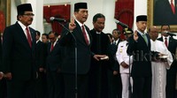 Mereka mengucapkan sumpah jabatan.