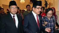 Usai dilantik Darmin Nasution dan Sofyan Djalil langsung diburu pertanyaan terkait kondisi ekonomi Indonesia.