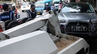 Petugas Dishub yang mengetahuinya langsung menderek mobil tersebut.