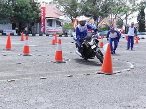 Cara Mengendarai Motor Manual