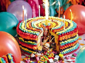 Inspirasi dari Pinata Meksiko, Cake Warna-warni Berisi Permen Ini Populer di Inggris