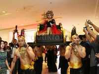 Syahrini terlihat sangat cetar membahana bak ratu kerajaan saat hadir di pameran foto 'Alkisah' Rio Motret. Agung Pambudhy/detikFoto.