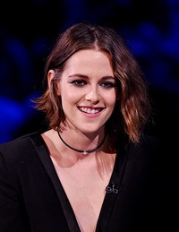 Kristen Stewart tampak happy saat hadir di Tonight Show Starring Jimmy Fallon pada Selasa (11/8/2015) di New York, Amerika Serikat. Mike Coppola/NBC/Getty Images/detikFoto.
