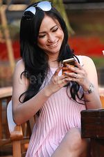 Sore Santai di Pantai Bersama Amel Alvi