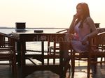 Sore Santai di Pantai Bersama Amel Alvi