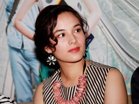 Di kesempatan itu, Chelsea tampil cantik mengenakan aksesori anting hitam-putih dan kalung pink. Pool/Gus Mun/detikFoto.