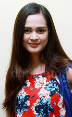 Tampil Berbunga, Cut Meyriska Nggak Kalah Manis dari Ochi Rosdiana