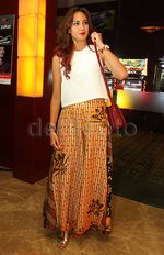 Gaya Stylish Nadine Chandrawinata Bercelana Batik