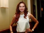 Gaya Stylish Nadine Chandrawinata Bercelana Batik