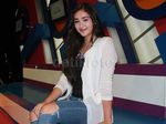 Ranty Maria Tetap Cantik Pakai Celana Robek