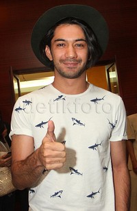 Topi bulat melengkapi gayanya. Pool/Akew/detikFoto.