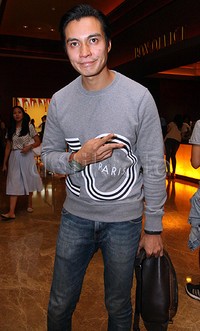 Baim Wong tampak sangat santai dengan sweatshirt abu-abu bergambar dipadu jeans dan tas coklat. Pool/Akew/detikFoto.