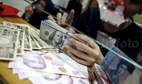 Kini rupiah kembali tergerus dolar AS hingga menyentuh posisi tertinggi Rp 13.825 per dolar AS.