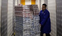 Seperti diketahui, Nilai tukar rupiah hari ini mengalami koreksi harian terparahnya di 2015. Dalam setengah hari rupiah anjlok 1,33% terhadap dolar AS.