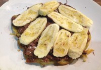 Roti Maryam Nutella ekstra pisang terasa lembut dengan bagian luar garing. Jejak margarin sedikit tercecap saat roti maryam dikunyah.