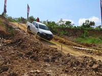 Triton melaju di perbukitan. Pengujian Mitsubishi All New Triton yang dibanderol seharga mulai Rp 289 juta itu di habitat aslinya merupakan bagian dari sarana komunikasi dan promosi kepada calon pembeli. (Arif Arianto/detikOto)