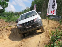 Sehari setelah meluncurkannya di Serpong, Tangerang, Mitsubishi Indonesia membuktikan ketangguhan pikap Mitsubishi Triton terbaru. Balikpapan, Kalimantan Timur dan Pekanbaru, Riau dipilih menjadi ajang pengujian, karena di situlah habitat asli pikap tersebut. (Arif Arianto/detikOto).