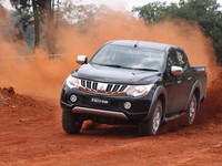 All-new Trition tersedia dalam varian kabin tunggal (single cabin) dan kabin ganda (double cabin) dengan tiga pilihan mesin, yakni diesel MIVEC 2.400 cc, diesel turbo 2.500 cc, dan mesin bensin 2.400 cc. Pikap ini di Indonesia cukup laris. (istimewa/Mitsubishi Indonesia).