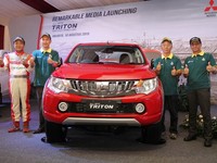 Manajemen Mitsubishi Indonesia berpose dengan pikap Triton. Pikap generasi nayar itu lebih panjang 240 mm dan lebih lebar 15 mm dibanding model pendahunya. Tampilannya, mirip dengan versi mobil konsep GR-HE yang diperkenalkan di Geneva Auto Show 2013 lalu. (Istimewa/Mitsubishi Indonesia).