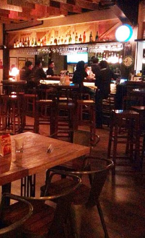 Makan dengan Nuansa Bengkel di Yesterday Lounge, Cilandak