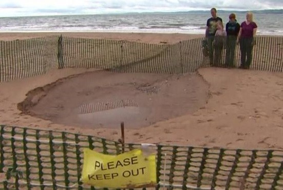 Muncul Lubang Misterius yang Berbau di Pantai Inggris