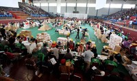 Ribuan orang mendatangi Gedung Hall A Basket Senayan, Jakarta, Kamis (13/08/2015), untuk mengikuti rekrutmen driver ojek yang dilakukan oleh perusahaan Go-Jek.