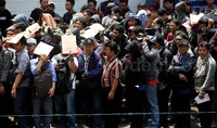 Terlihat di lokasi, ribuan orang berkumpul untuk mendaftar. Mereka rata-rata membawa map berwarna coklat yang berisikan berkas jaminan yang diminta oleh pihak Gojek Indonesia.