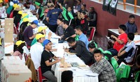 Selain para calon pendaftar, Hall Basket Senayan juga dipenuhi para pengemudi yang sudah diterima. Mereka rata-rata membawa kardus berisi helm, HP, Jaket dan masker.