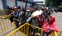 Ribuan pendaftar antre berdesak-desakan untuk mengikuti rekrutmen sebagai driver (pengemudi) Go-Jek.