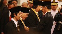 Jokowi menganugerahkan Tanda Kehormatan RI kepada Mochtar Riady.