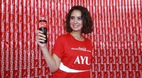 Seorang model menunjukkan botol bertuliskan nama Ayu.