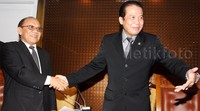 Taufik Kurniawan menyambut kedatangan Nguyen Sinh Hung. Pool/Lamhot Aritonang/detikFoto.