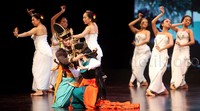 Kemasan dramatari dua budaya berbeda tersebut diracik di atas panggung modern yang luar biasa, yakni tarian Bali, Jawa, dan Kontemporer menyatu.