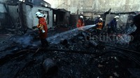 Petugas pemadam melakukan pendinginan. Dugaan sementara api diketahui menyala pertama kali dari bengkel fiber dan plastik.