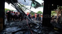 Keluarga pemilik melihat tempat usahanya yang sudah hangus.