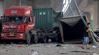 Sejumlah mobil rusak dan terbakar. REUTERS/Stringer.