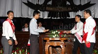 Panitia memperagakan saat presiden melakukan penandatanganan. Pool/Lamhot Aritonang/detikFoto.