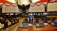 Pekerja juga membersihkan ruang sidang paripurna. Pool/Lamhot Aritonang/detikFoto.