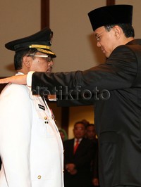 Ahok juga menyentil soal kotornya air parit yang ada di wilayah Jaksel. Saking kotornya air berwarna hitam pekat. Menurutnya, kawasan bersih dan tertata rapi hanya menyentuh jalur utama di Jaksel saja. Tapi, begitu masuk ke dalam kawasan perkampungan pemandangan itu berubah drastis.