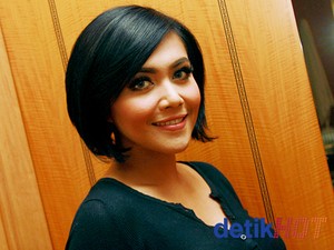 Akan Bercerai, Denada Jadikan Sahabat dan Ibunda Tempat Curhat