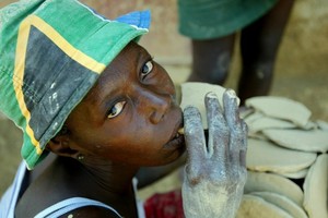 Harga Makanan Makin Mahal, Penduduk Haiti Hanya Mampu Makan Kue dari Lumpur